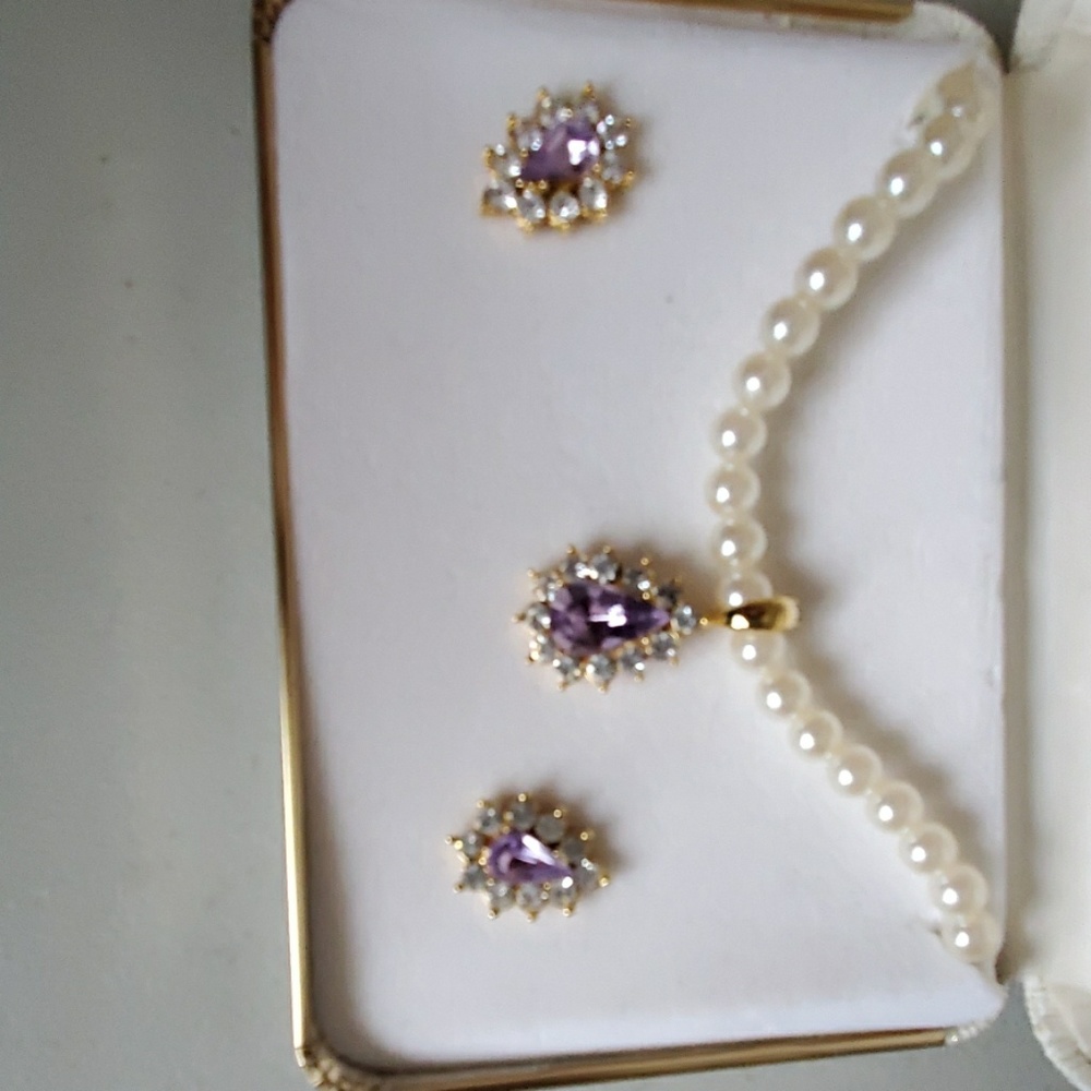 Necklace and earring set